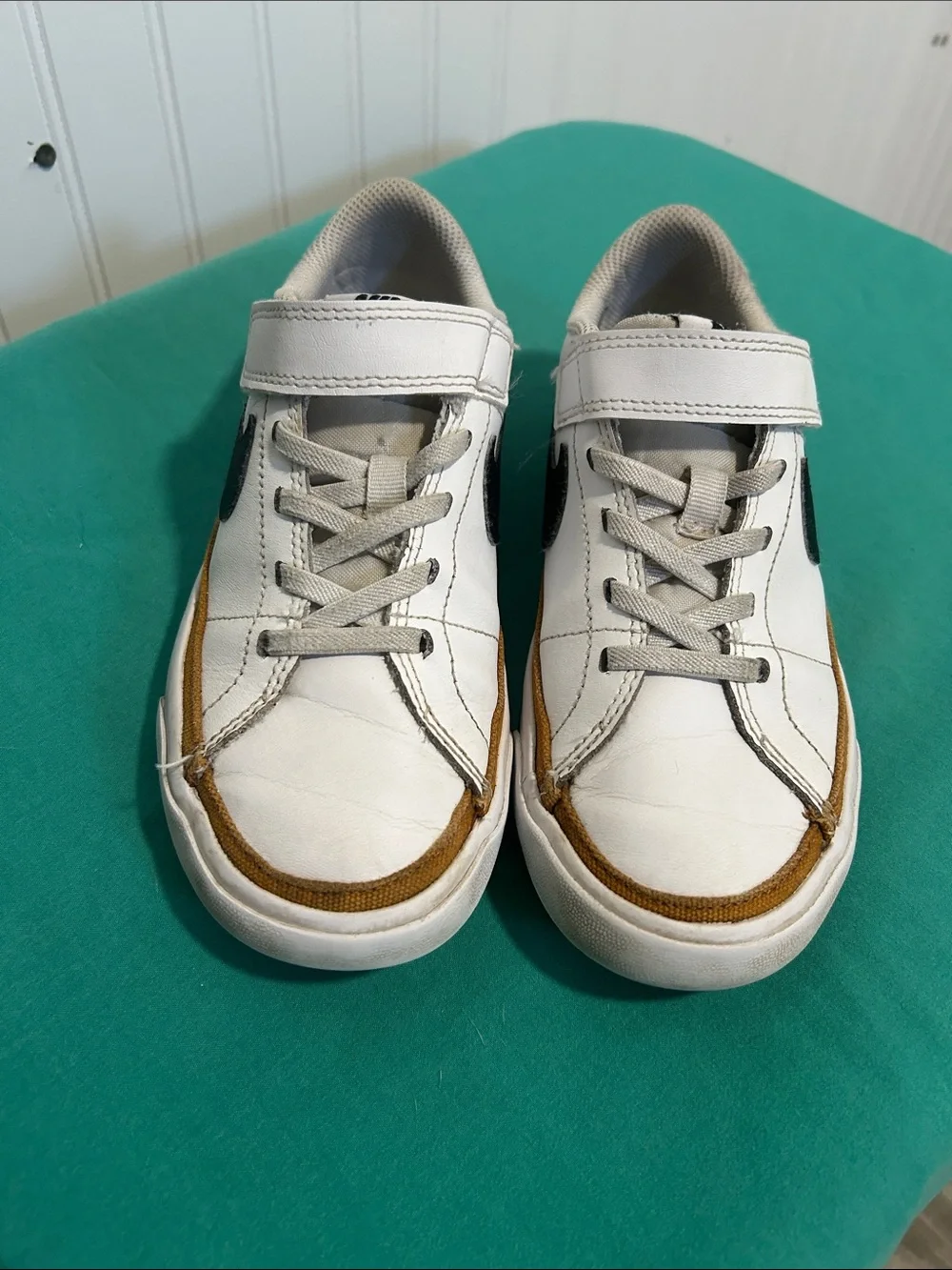 Nike Court Legacy -Tennis style shoe- SZ: 1Y